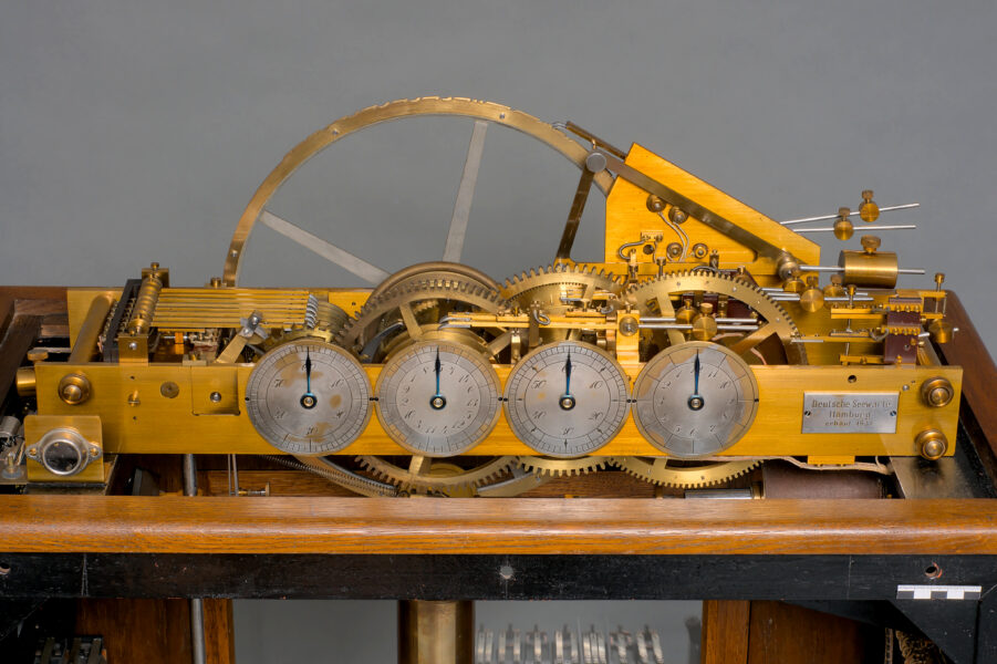 Uhrwerk der Signalnebenuhr des Zeitsignalgebers der Deutschen Seewarte Hamburg von 1932.