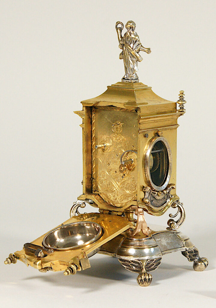 Gravur auf der Rückplatine der Reiseuhr von Johann Gottlie Kriedel.